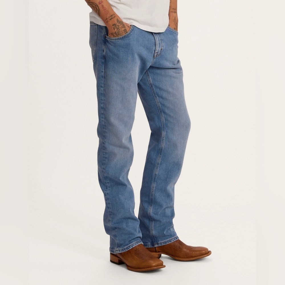 Tecova’s Mens rugged relaxed jeans in light wash